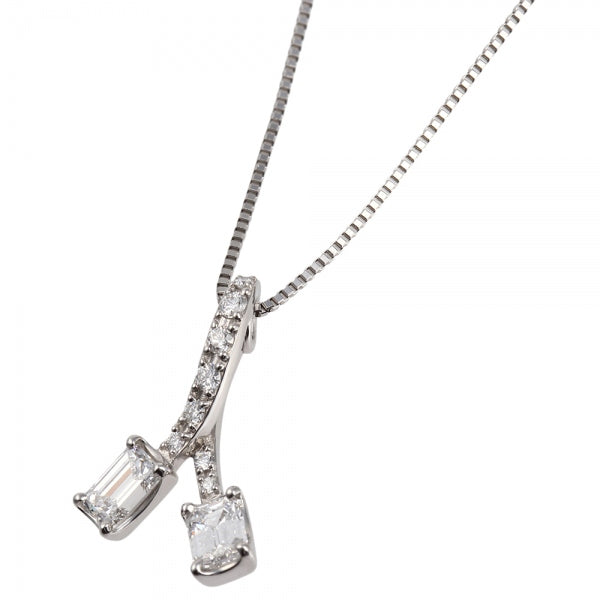 ダイヤモンド PTネックレス(計0.6カラット/Dカラー/VVS1/エメラルドカット/取り巻き/4月誕生石/GIAグレーディングレポート付き)《JPDD1356》