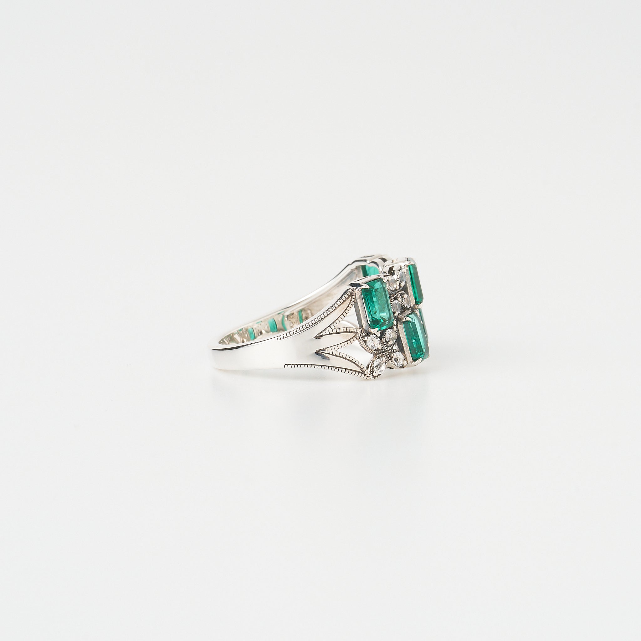 エメラルド/ホワイトトパーズ シルバーリング(いぶし銀仕上げ/LGE/English Garden/自然と建築物の調和モチーフ)《WRGGE002》