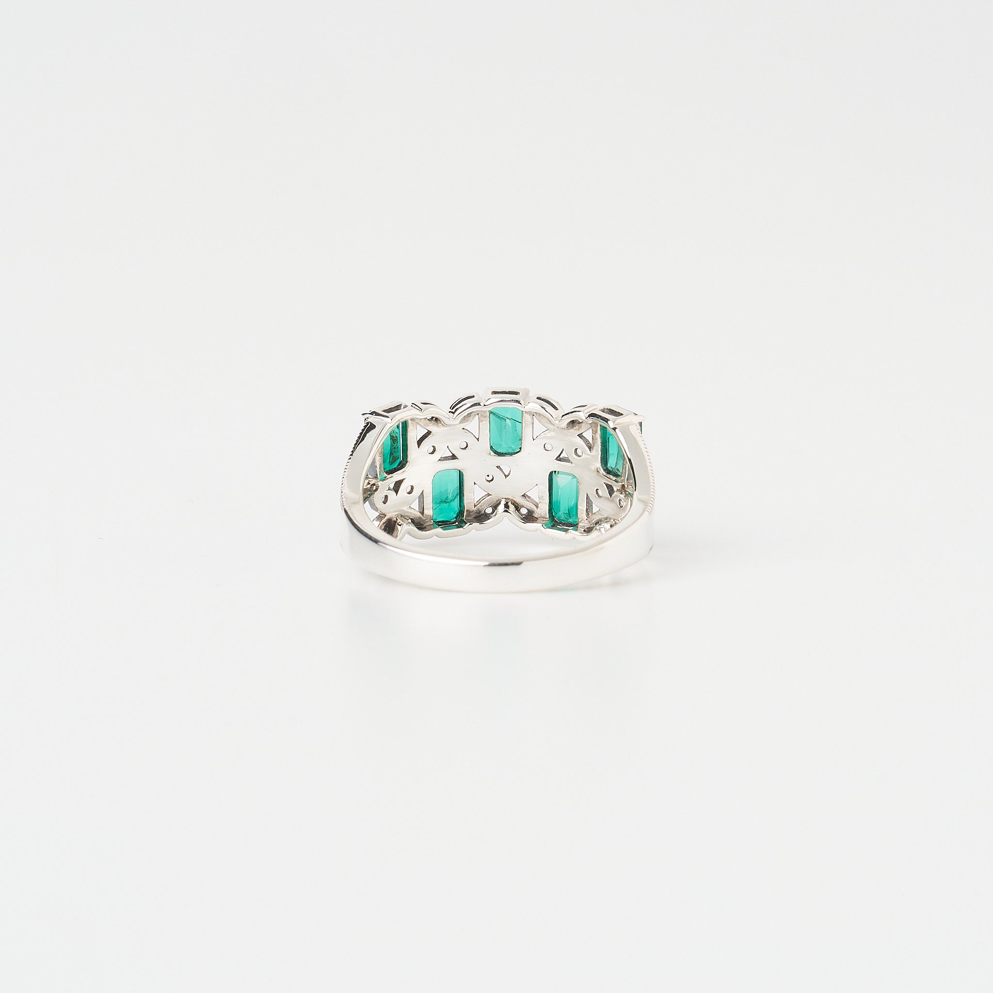 エメラルド/ホワイトトパーズ シルバーリング(いぶし銀仕上げ/LGE/English Garden/自然と建築物の調和モチーフ)《WRGGE002》