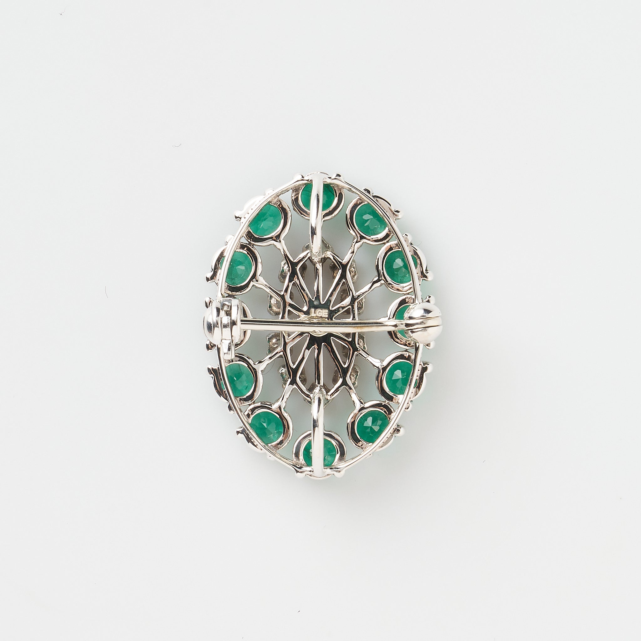 エメラルド/ホワイトトパーズ シルバーブローチ兼ペンダントトップ(いぶし銀仕上げ/LGE/English Garden/自然と建築物の調和モチーフ)《WBRGE004》