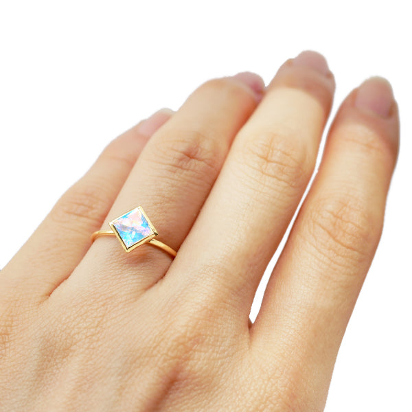 ウォーターオパール K18リング(クレサンベール/1カラットサイズ/プリンセス/フクリン/10月誕生石)《WRGW3579》