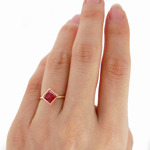 ルビー K18リング(クレサンベール/1カラットUP/プリンセス/フクリン/7月誕生石)《WRGR3579》