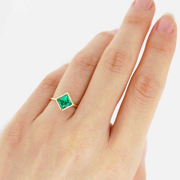 エメラルド K18リング(クレサンベール/1カラットサイズ/プリンセス/フクリン/5月誕生石)《WRGE3579》