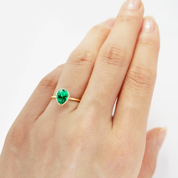 エメラルド K18リング(クレサンベール/1カラットサイズ/ペアシェイプ/フクリン/5月誕生石)《WRGE3577》