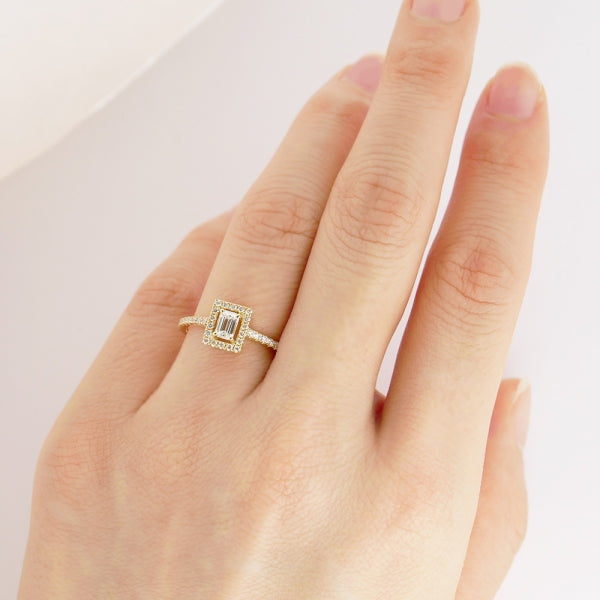 ダイヤモンド K18リング(0.3カラット/Dカラー/VVS1/エメラルドカット/一粒/取り巻き/4月誕生石/GIAグレーディングレポート付き)《WRGD3752》