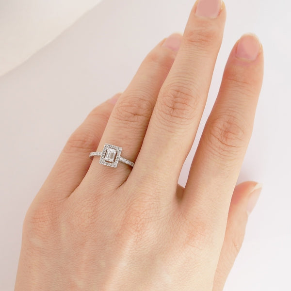 ダイヤモンド プラチナリング(0.3カラット/Dカラー/VVS1/エメラルドカット/一粒/取り巻き/4月誕生石/GIAグレーディングレポート付き)《WRGD3751》