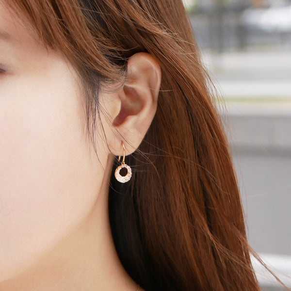 ダイヤモンド K18ピアス(計0.24カラット/テーパーバケット/パヴェ/フック/サークル/4月誕生石)《WEPD3525》