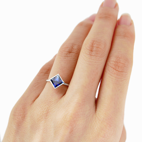 ブルーサファイア プラチナリング(クレサンベール/1カラットUP/プリンセス/フクリン/9月誕生石)《WRGS3593》