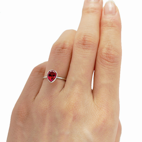 ルビー PTリング(クレサンベール/1カラットUP/ペアシェイプ/フクリン/7月誕生石)