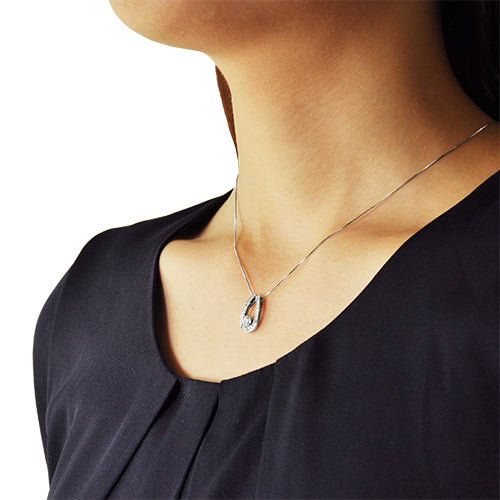 ダイヤモンド プラチナネックレス(0.3カラット/Dカラー/SI2UP/3EX(H&C)/一粒/取り巻き/4月誕生石/グレーディングレポート付き)《JPDD1183》