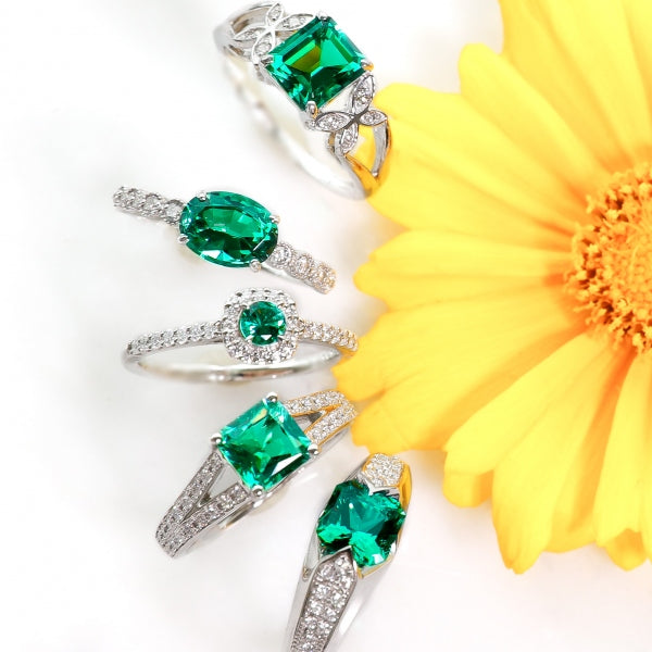 エメラルド/ダイヤモンド K18リング(クレサンベール/エメラルドカット/蝶モチーフ/5月誕生石)《WRGE3198》