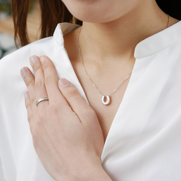 ダイヤモンド プラチナネックレス(計0.15カラット/テーパーバケット/馬蹄モチーフ/ベゼル/4月誕生石)《WPDD3499》