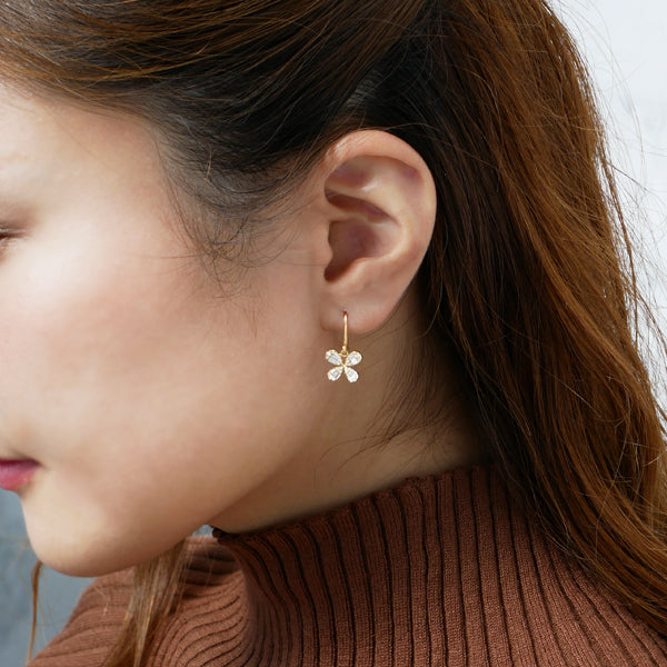 ダイヤモンド K18ピアス(計0.46カラット/テーパーバケット/蝶モチーフ/フック/4月誕生石)《WEPD3922》