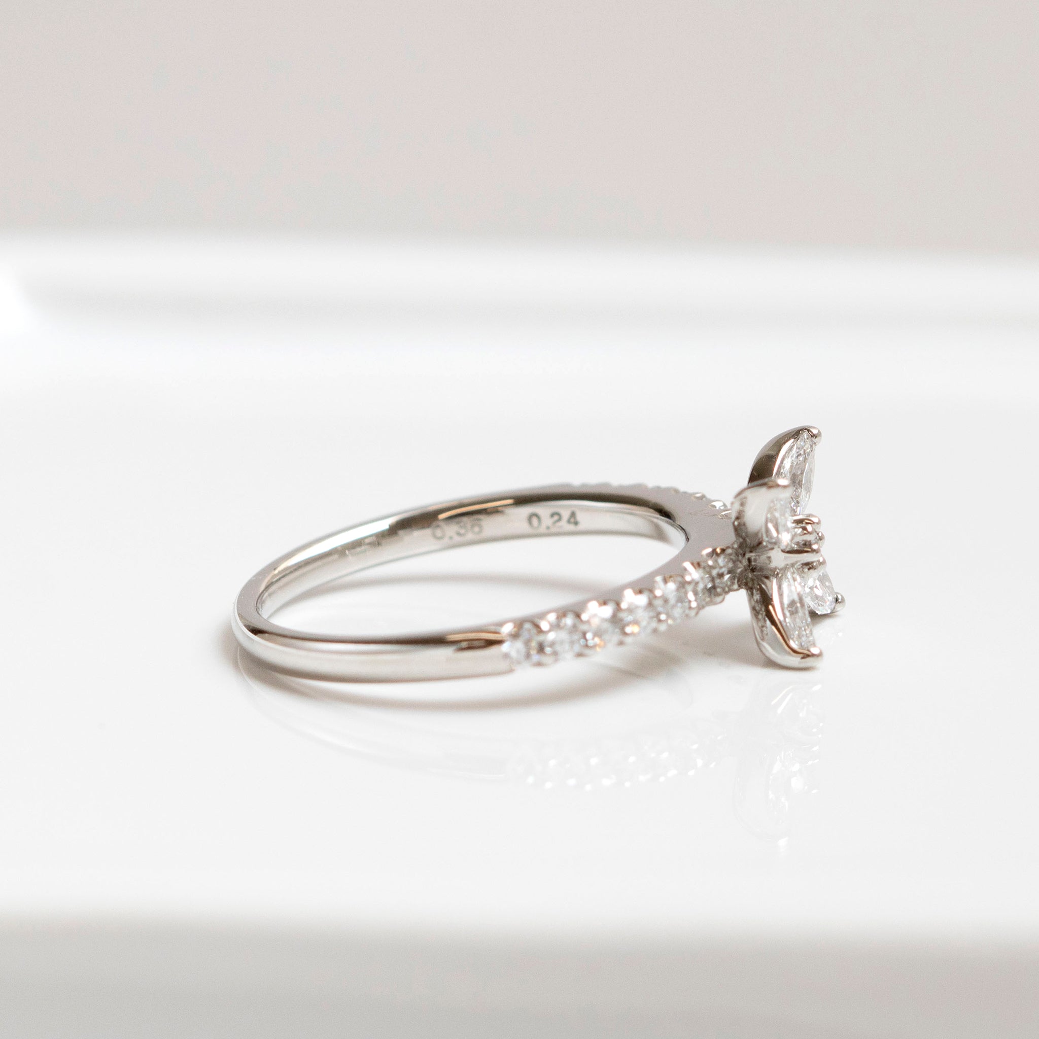 ダイヤモンド プラチナリング(4月誕生石/鑑別書付き)《14DB0103》