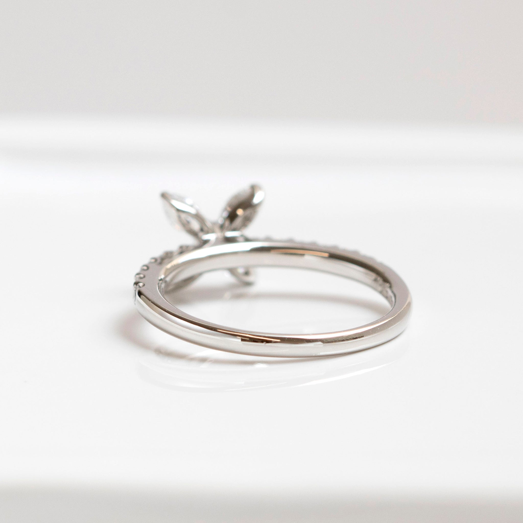 ダイヤモンド プラチナリング(4月誕生石/鑑別書付き)《14DB0103》