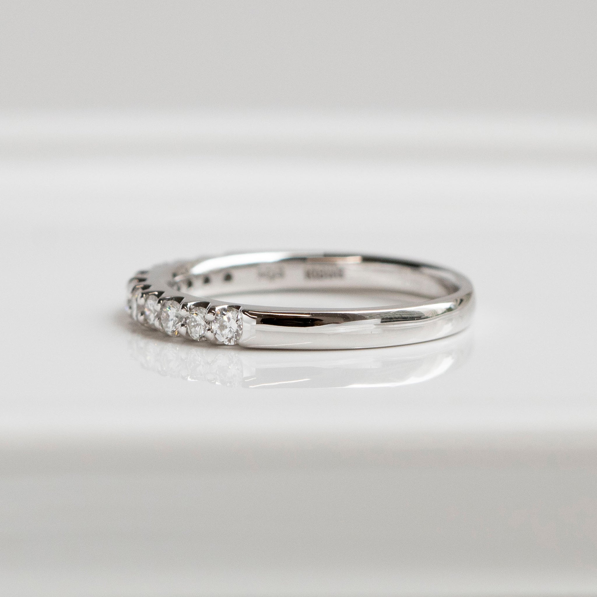 ダイヤモンド プラチナリング(計0.35カラット/ハーフエタニティ/4月誕生石/鑑別書付)《14DB0111》