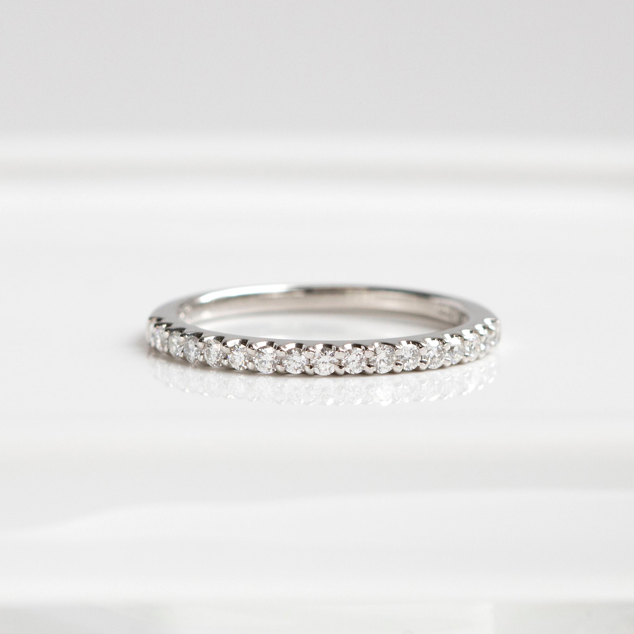 ダイヤモンド プラチナリング(計0.28カラット/ハーフエタニティ/4月誕生石)《14DB0121》