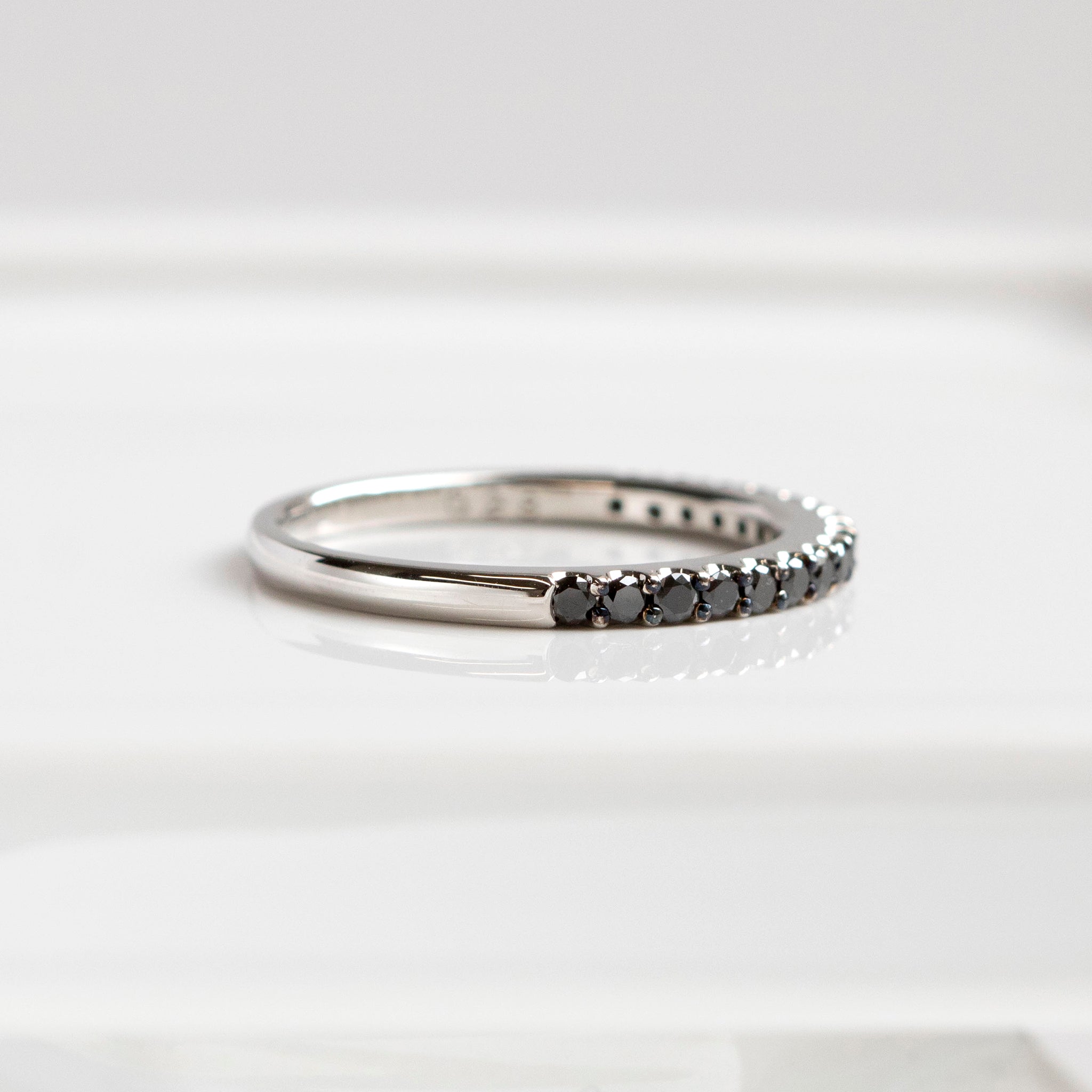 ブラックダイヤモンド プラチナリング(計0.28カラット/ハーフエタニティ/4月誕生石)《14DB0126》