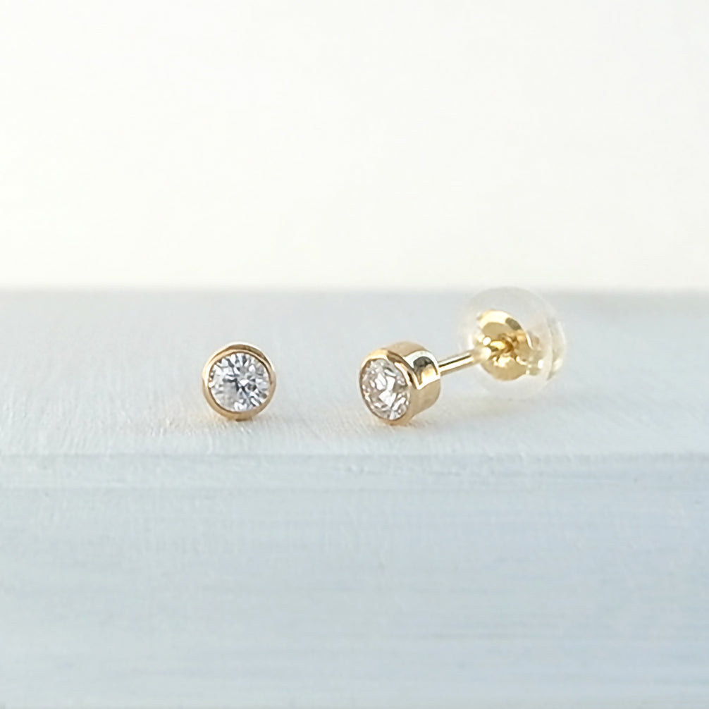 ダイヤモンド K18ピアス(4月誕生石)《18T10139》