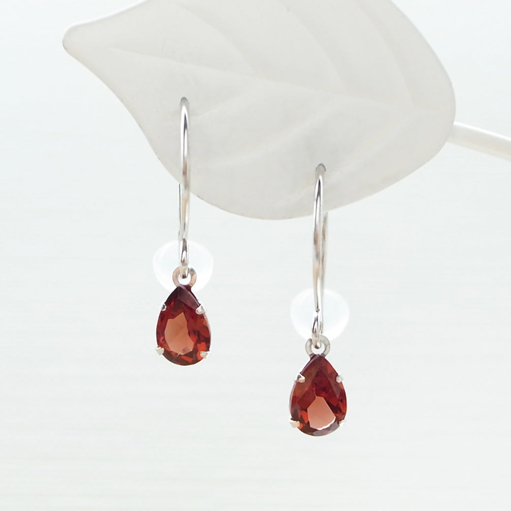 ガーネット プラチナピアス(1月誕生石)《19T10379》