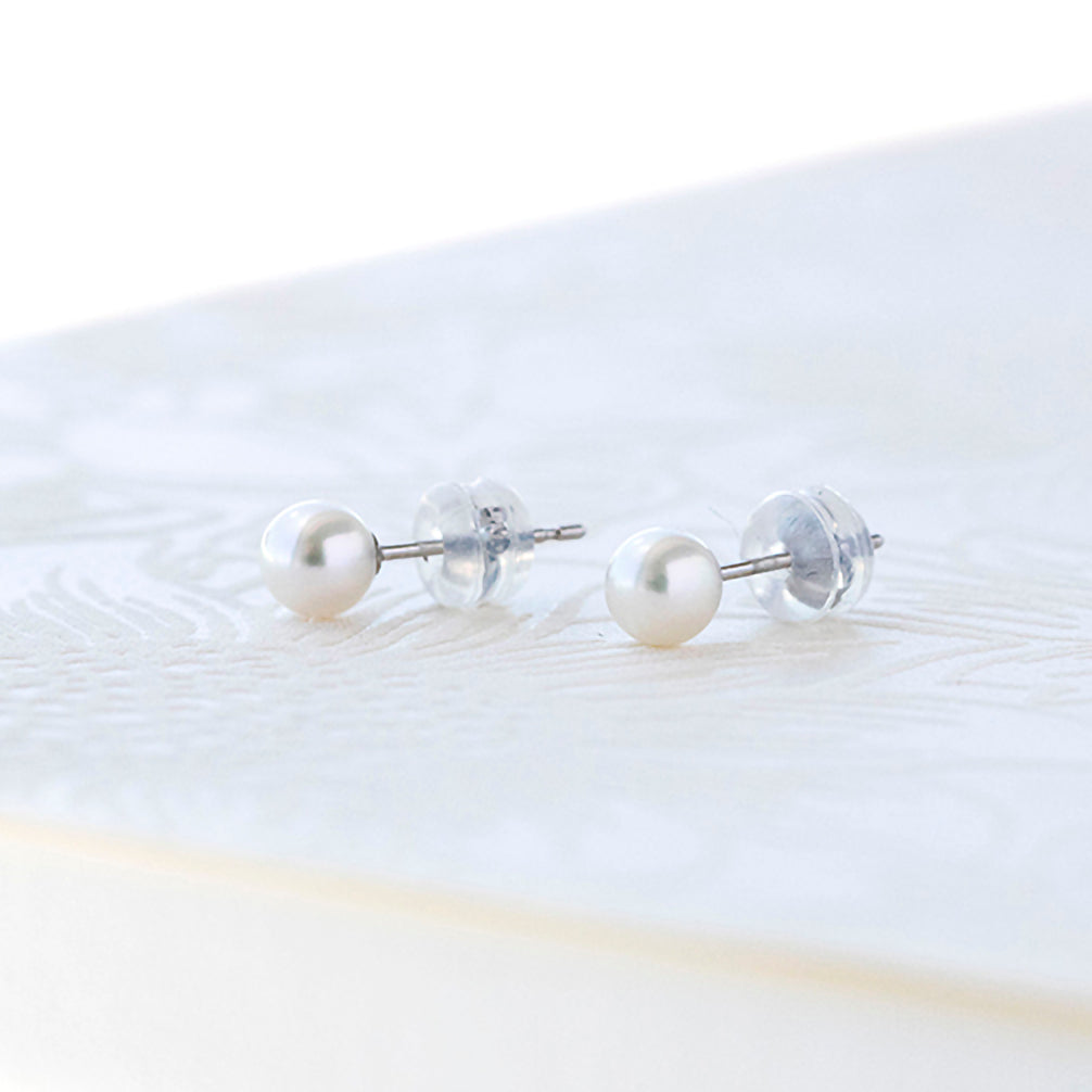 パール プラチナピアス(アコヤ真珠/4.5mm/6月誕生石)《22T10297》