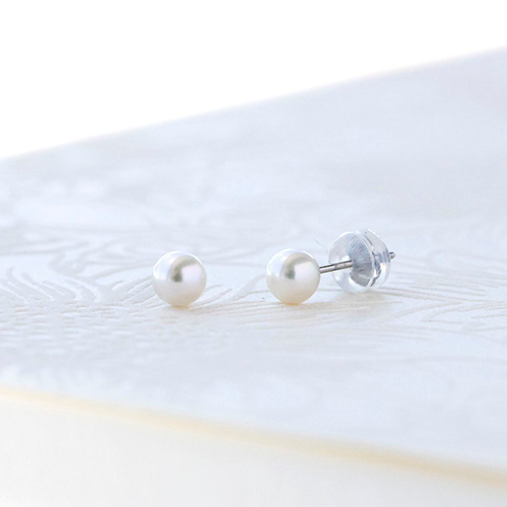 パール プラチナピアス(アコヤ真珠/4.5mm/6月誕生石)《22T10297》