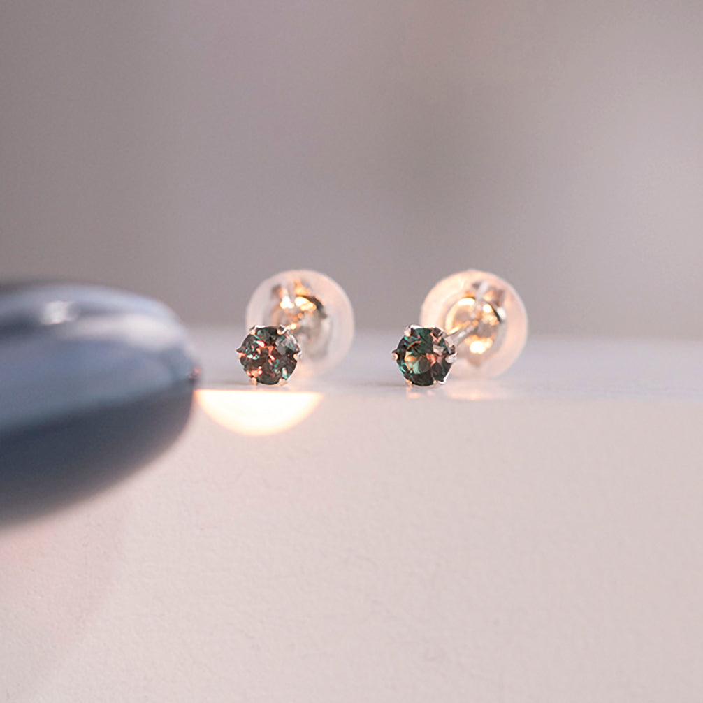 カラーチェンジガーネット プラチナピアス(1月誕生石)《22T10323》