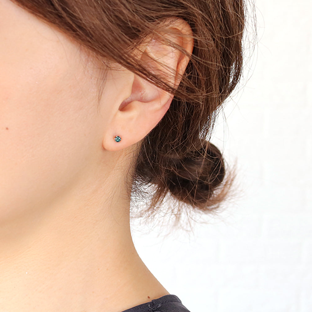 カラーチェンジガーネット プラチナピアス(1月誕生石)《22T10323》