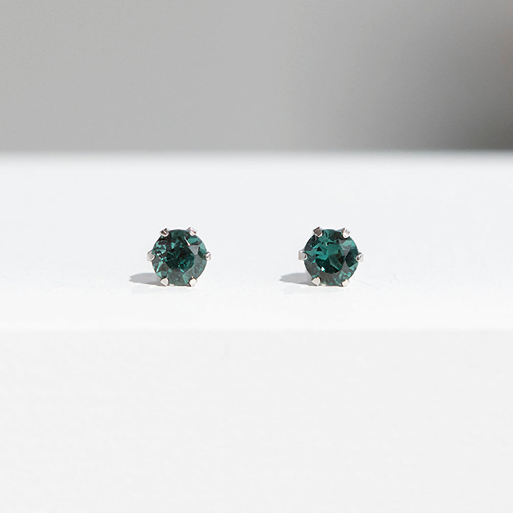 カラーチェンジガーネット プラチナピアス(1月誕生石)《22T10323》