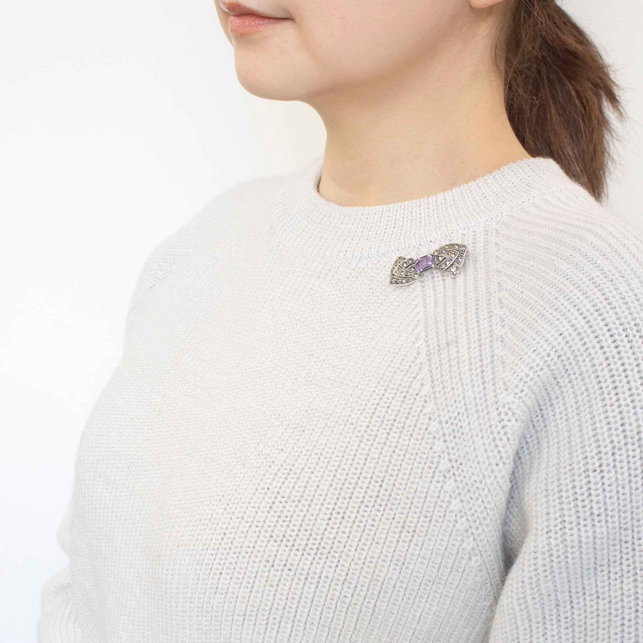 アメシスト/マルカジット シルバーブローチ(リボンモチーフ/2月誕生石)《24T10108》