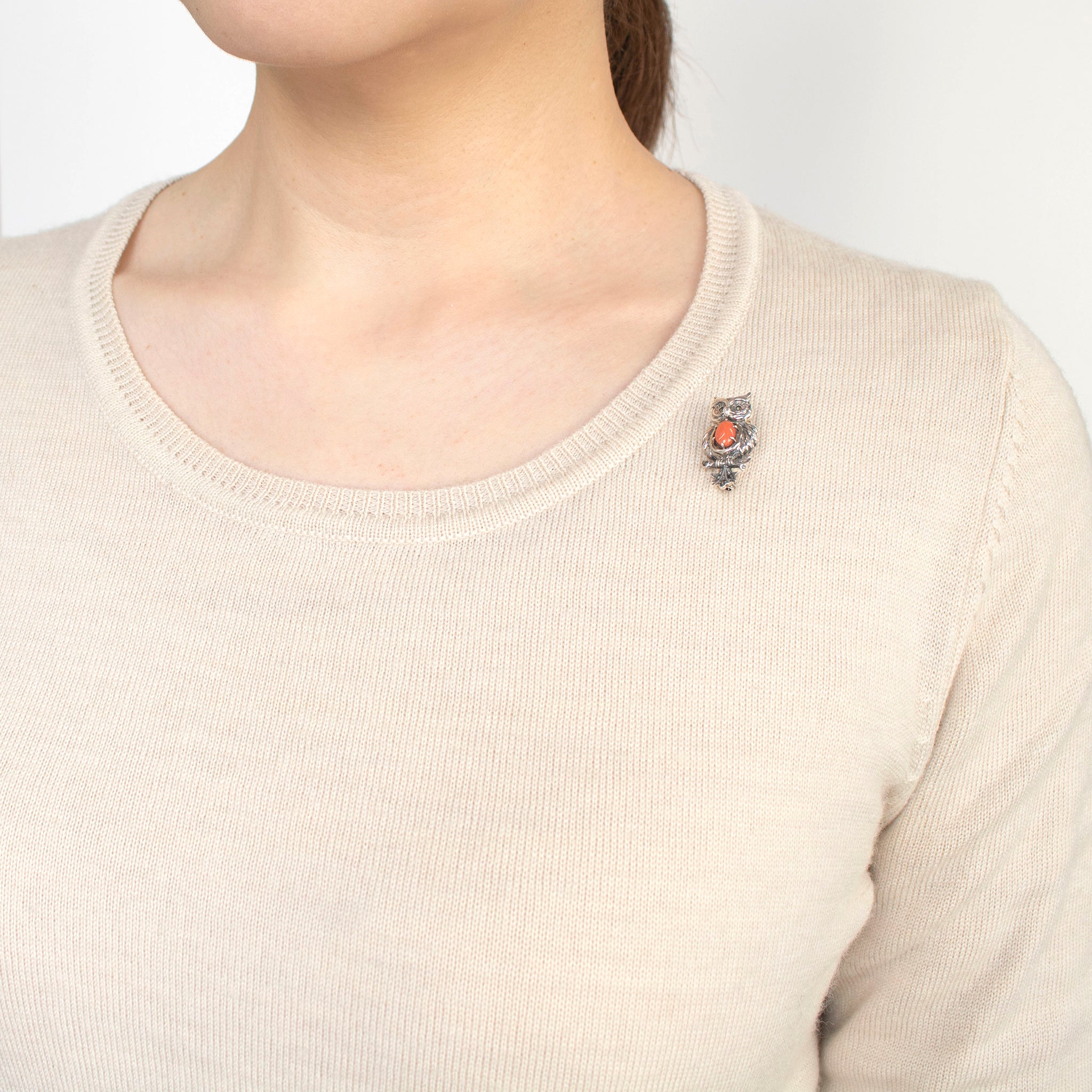 珊瑚(さんご)/マルカジット シルバーブローチ兼ペンダント(フクロウモチーフ/3月誕生石)《24T10129》