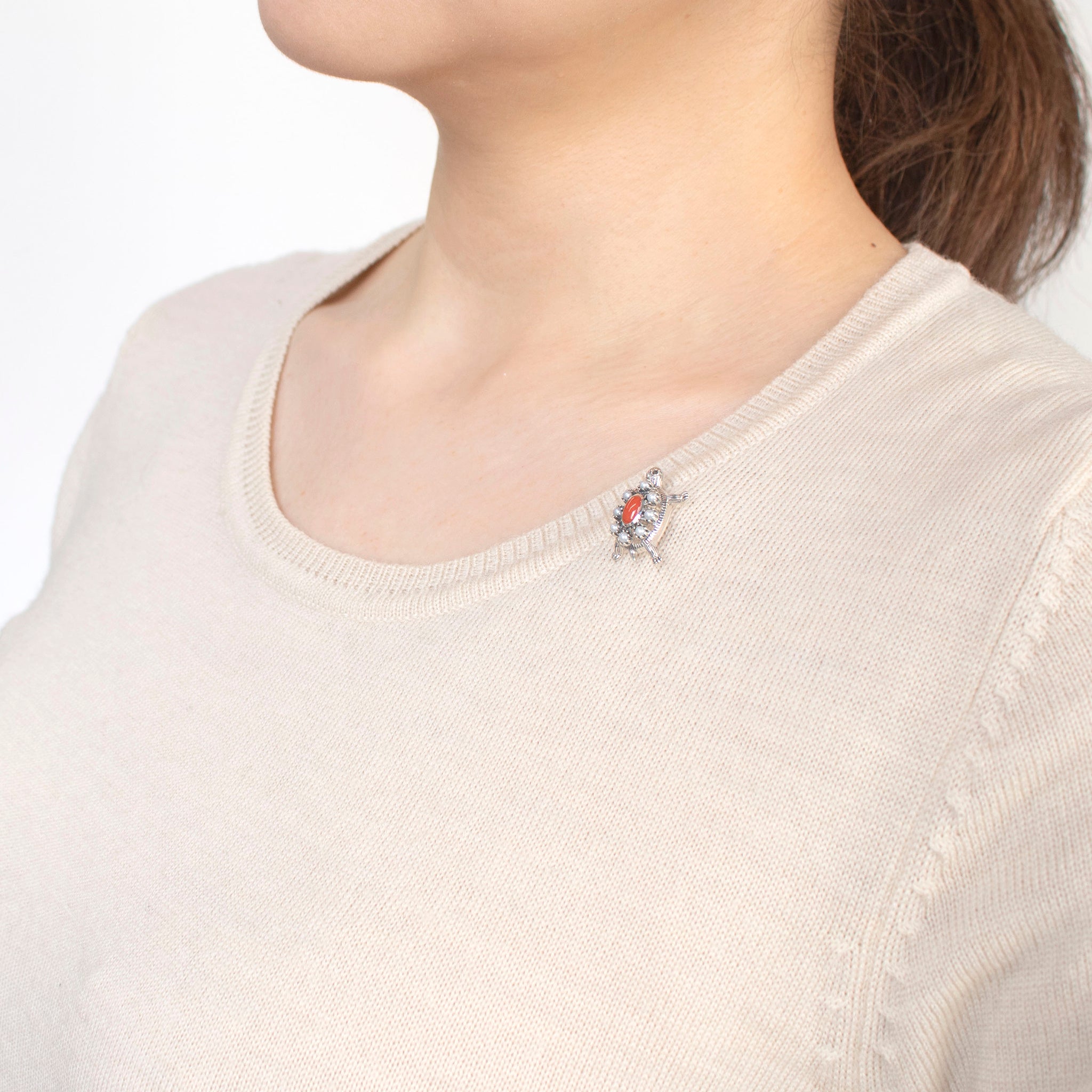 珊瑚(さんご)/パール シルバーブローチ(淡水真珠/カメモチーフ/3月誕生石)《24T10130》