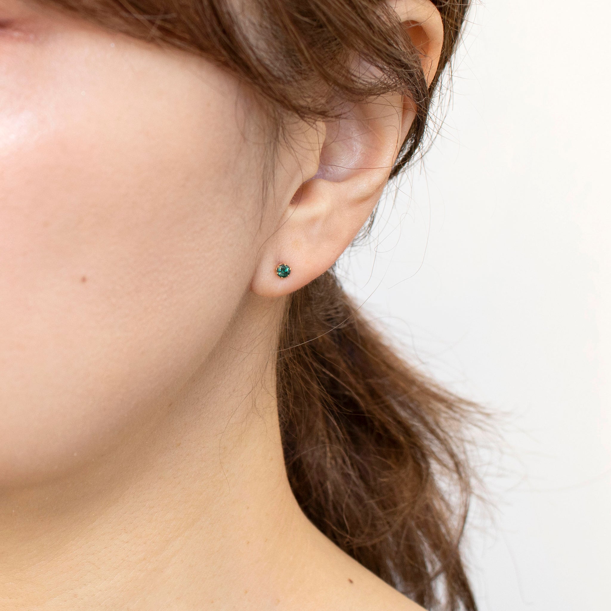 カラーチェンジガーネット K18ピアス(1月誕生石)《24T10136》