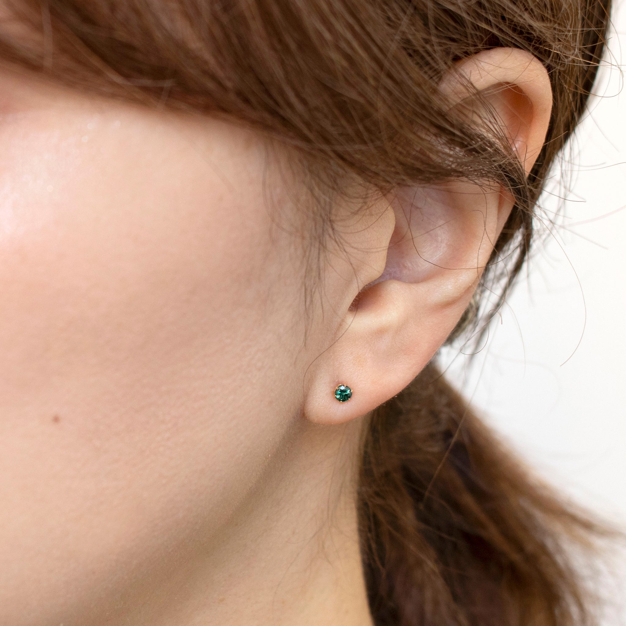 カラーチェンジガーネット K18ピアス(1月誕生石)《24T10136》