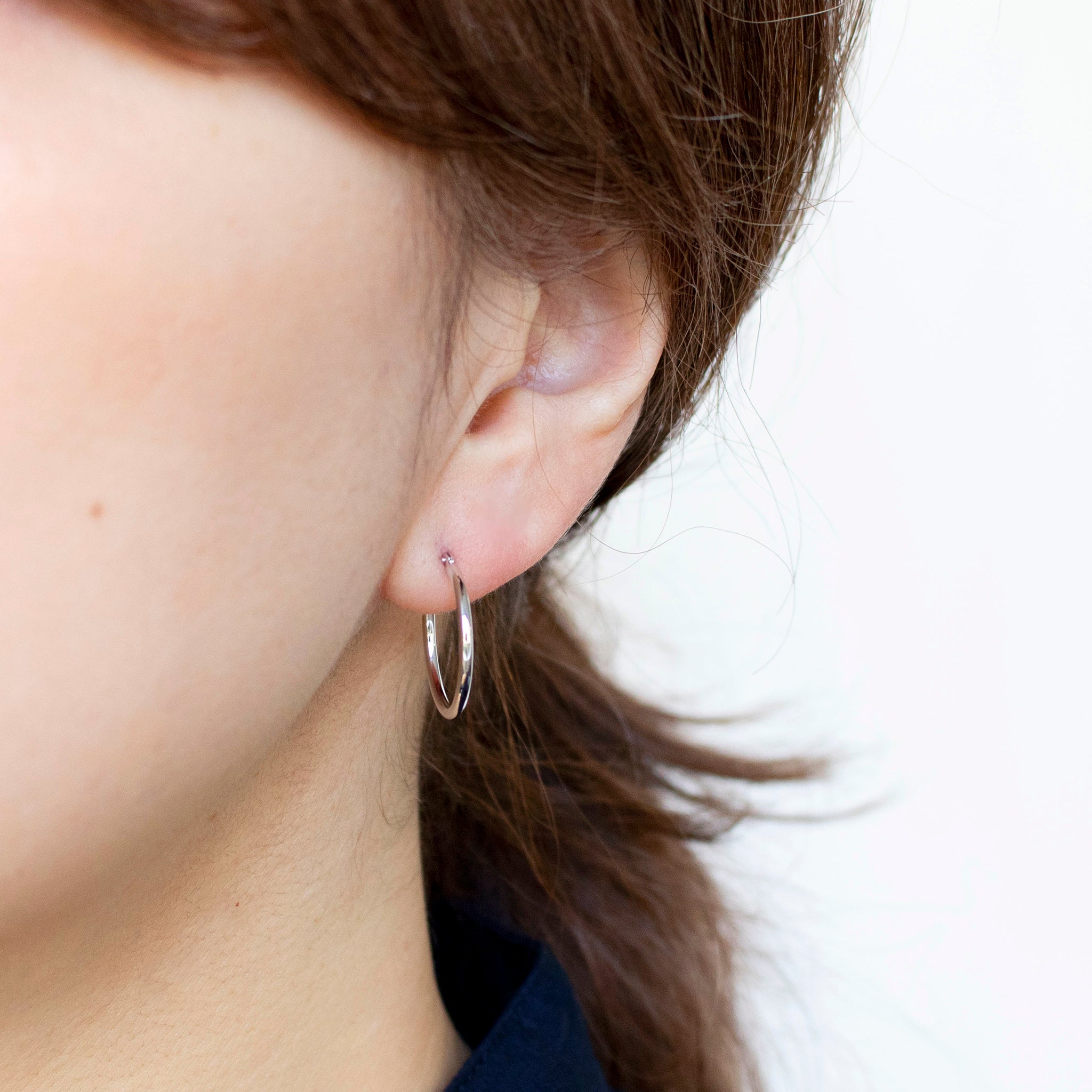 K18WGピアス(フープ/イタリア製)《24T10167》