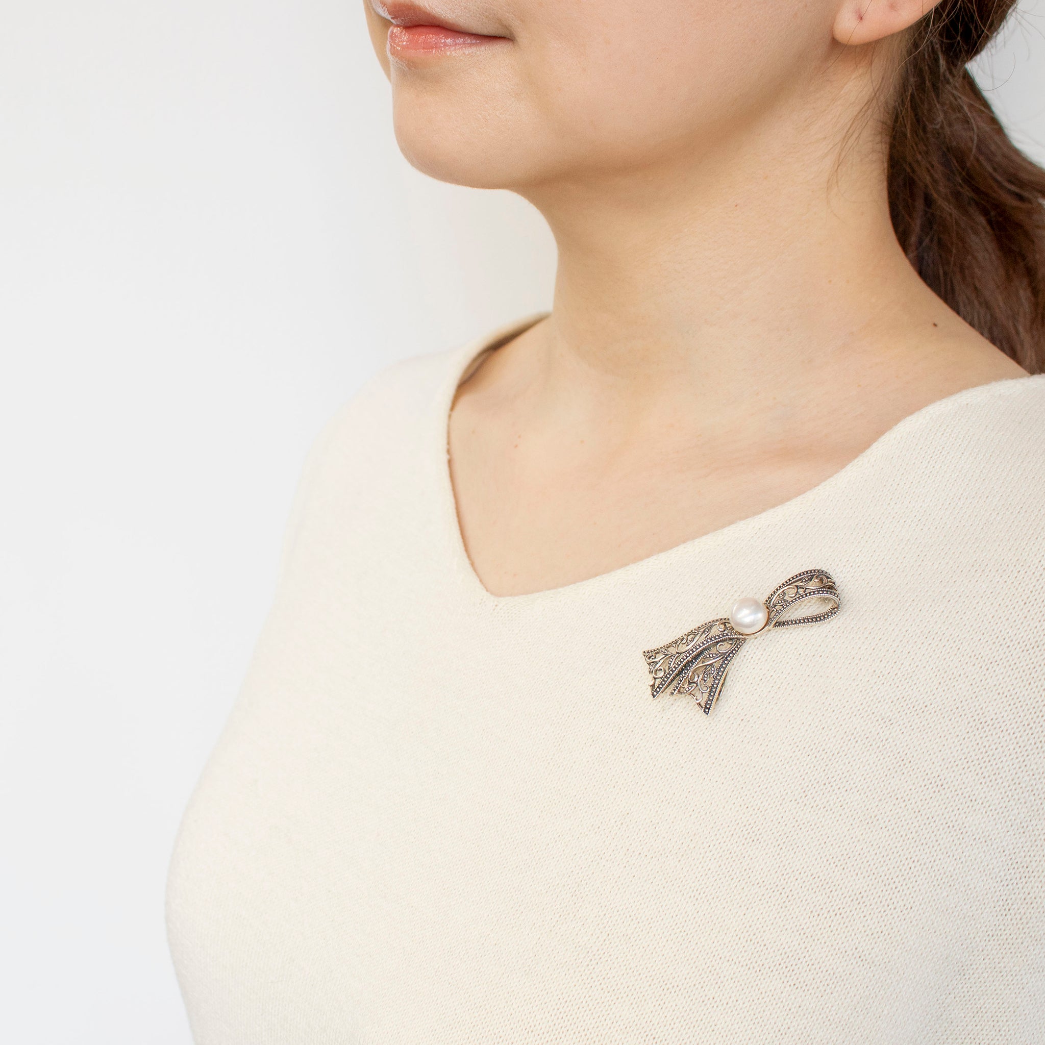 パール シルバーブローチ兼ペンダントトップ(淡水真珠/リボンモチーフ/6月誕生石)《24T10184》