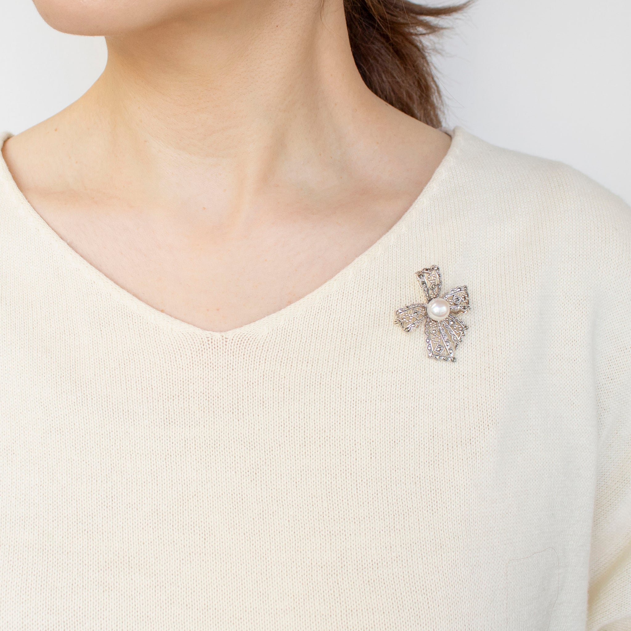 パール/マルカジット シルバーブローチ兼ペンダントトップ(淡水真珠/リボンモチーフ/6月誕生石)《24T10185》