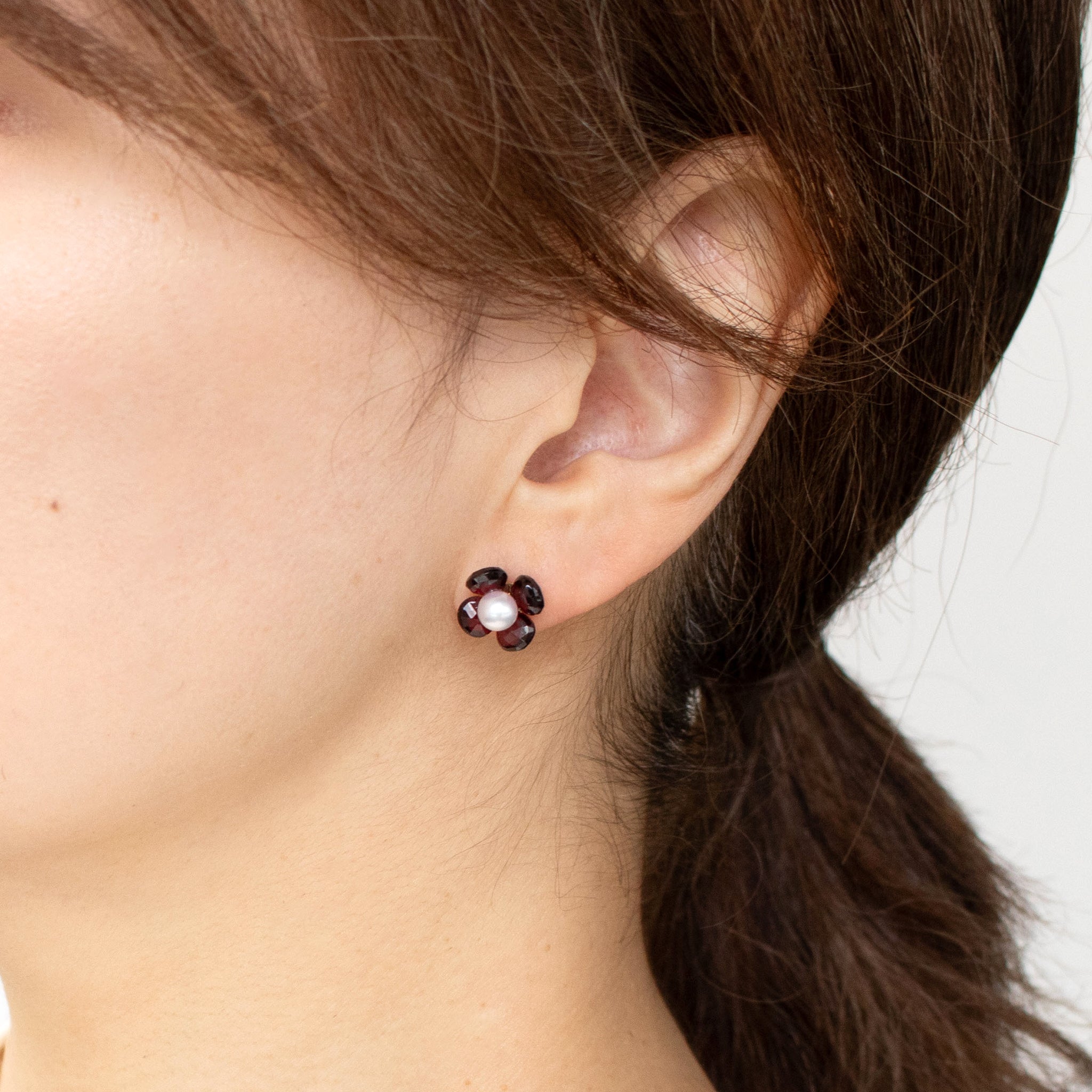 【限定4点】ガーネット/パール K18ピアス(アコヤ真珠/フラワーモチーフ/1月誕生石)《24T10305》