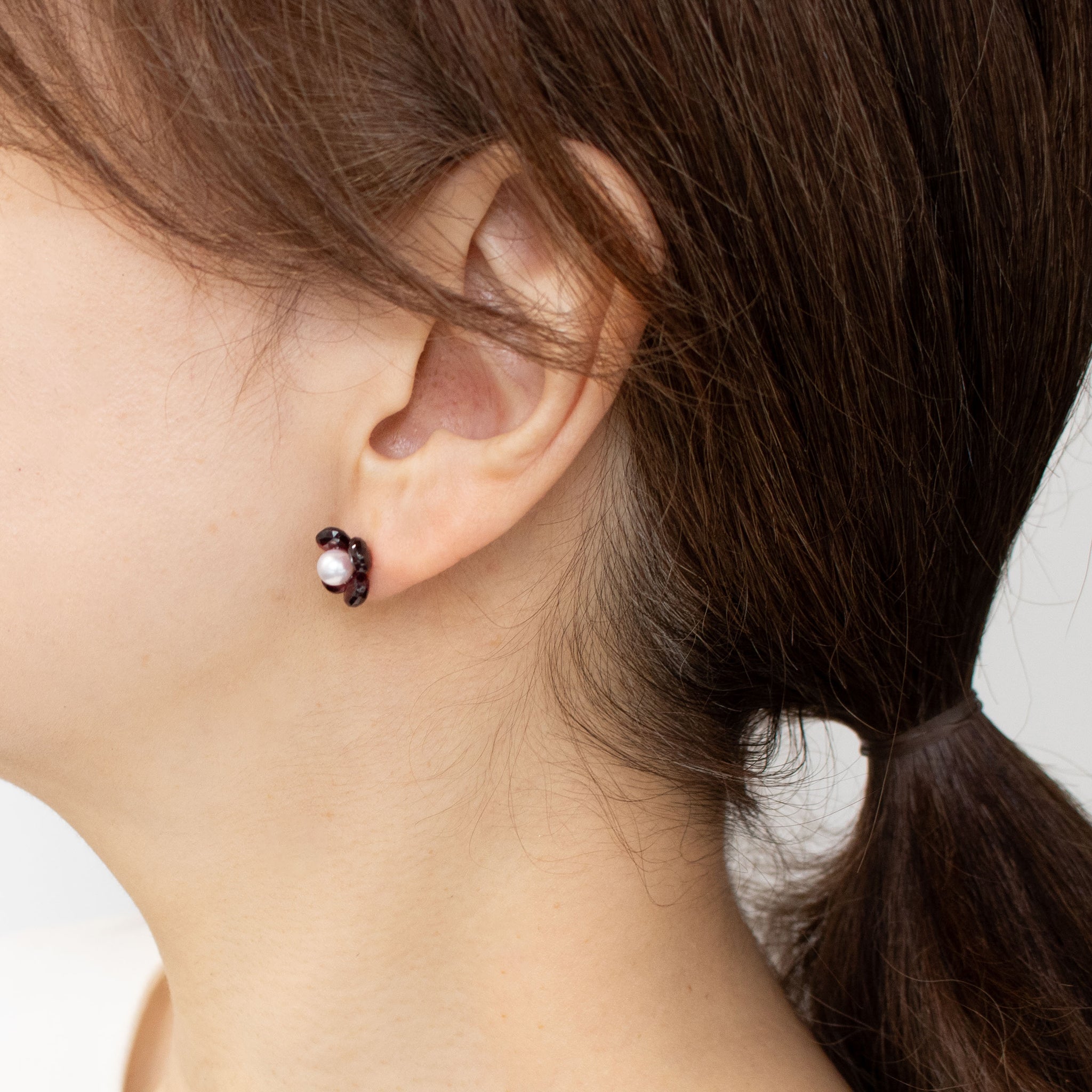 【限定4点】ガーネット/パール K18ピアス(アコヤ真珠/フラワーモチーフ/1月誕生石)《24T10305》