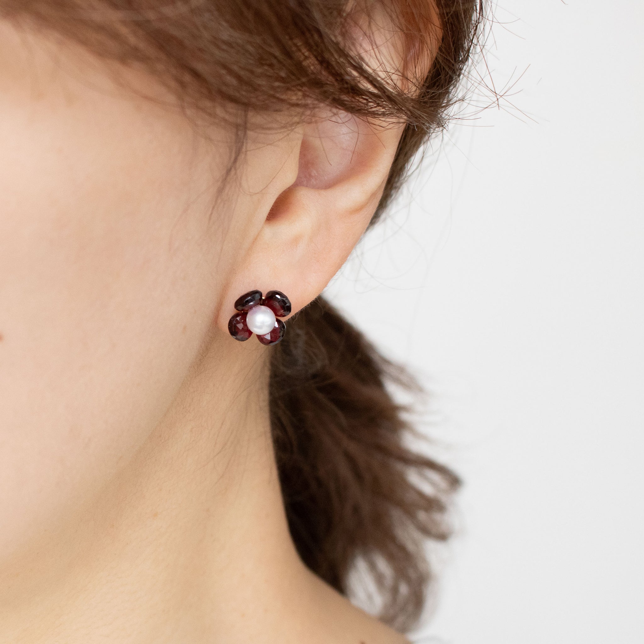 【限定4点】ガーネット/パール K18ピアス(アコヤ真珠/フラワーモチーフ/1月誕生石)《24T10305》