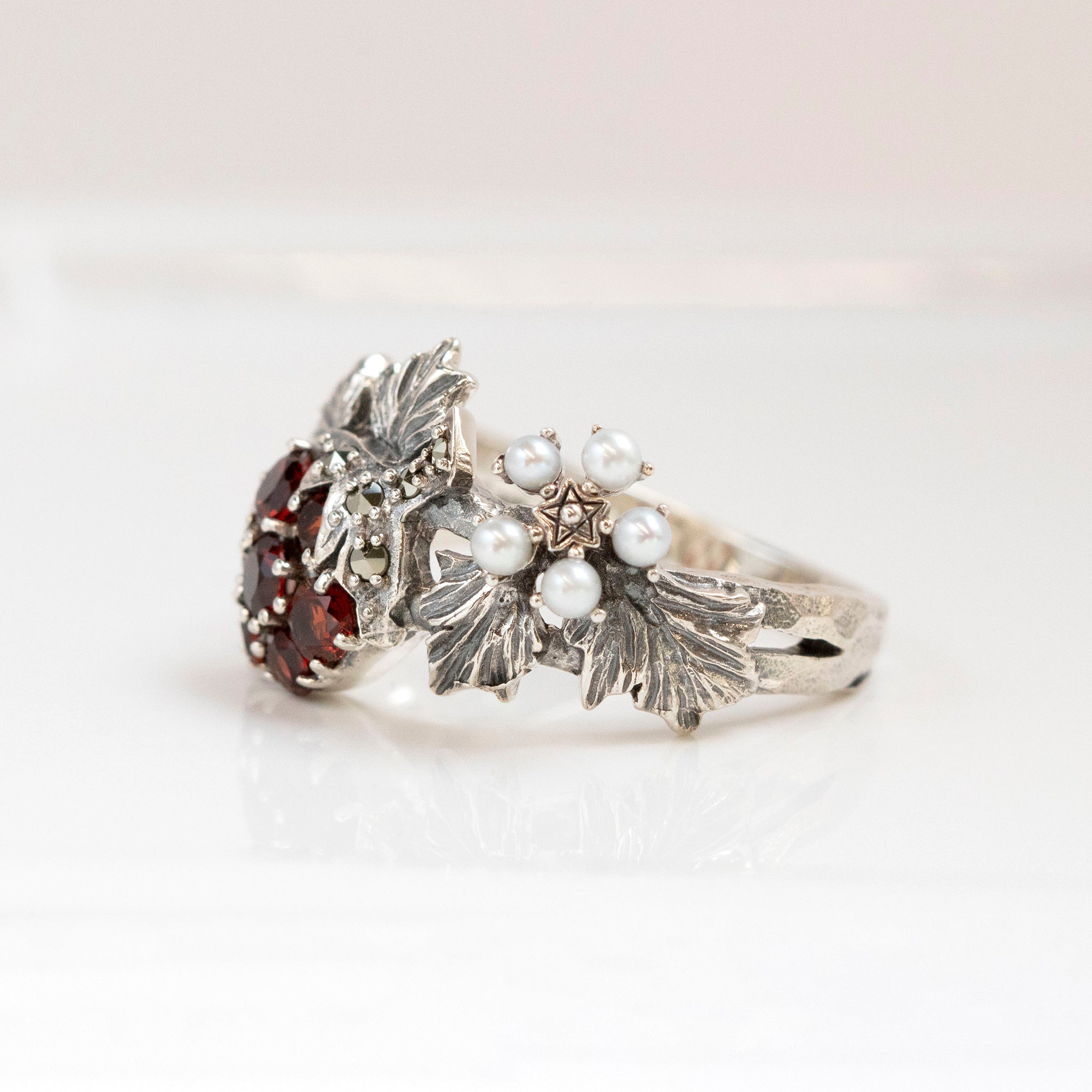 ガーネット/パール シルバーリング(淡水真珠/イチゴモチーフ/1月誕生石)《24T10307》