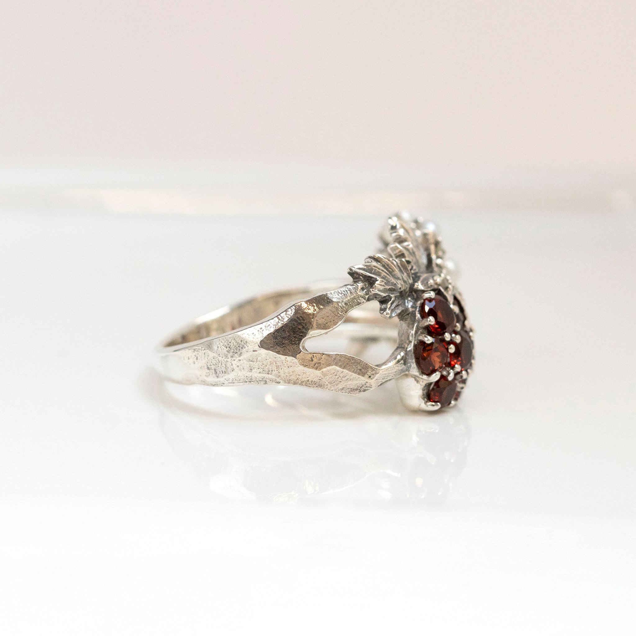 ガーネット/パール シルバーリング(淡水真珠/イチゴモチーフ/1月誕生石)《24T10307》