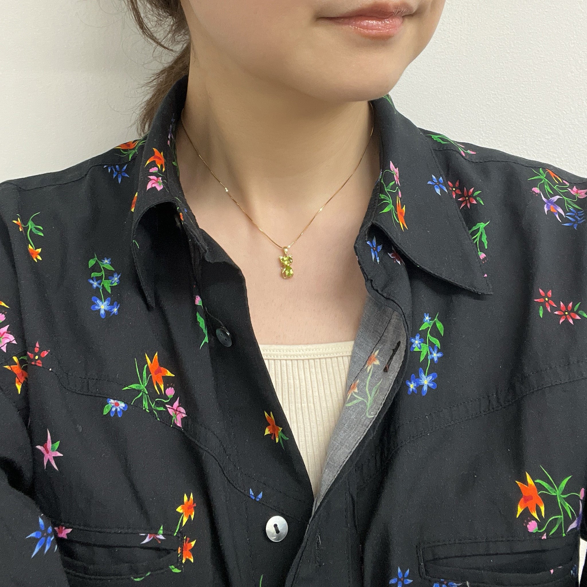 ペリドット K18ペンダントトップ(ネコモチーフ/8月誕生石)《25C40106》