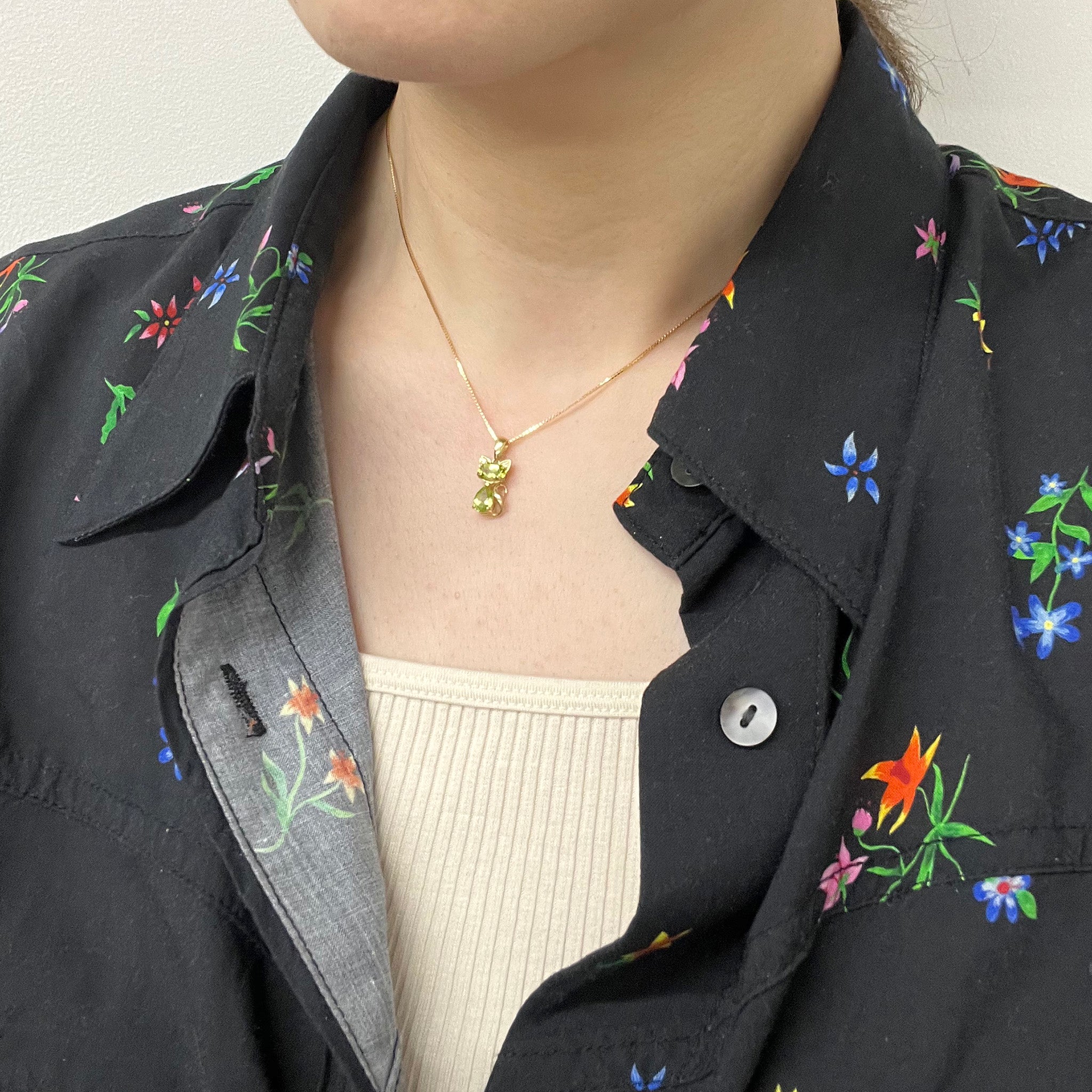 ペリドット K18ペンダントトップ(ネコモチーフ/8月誕生石)《25C40106》