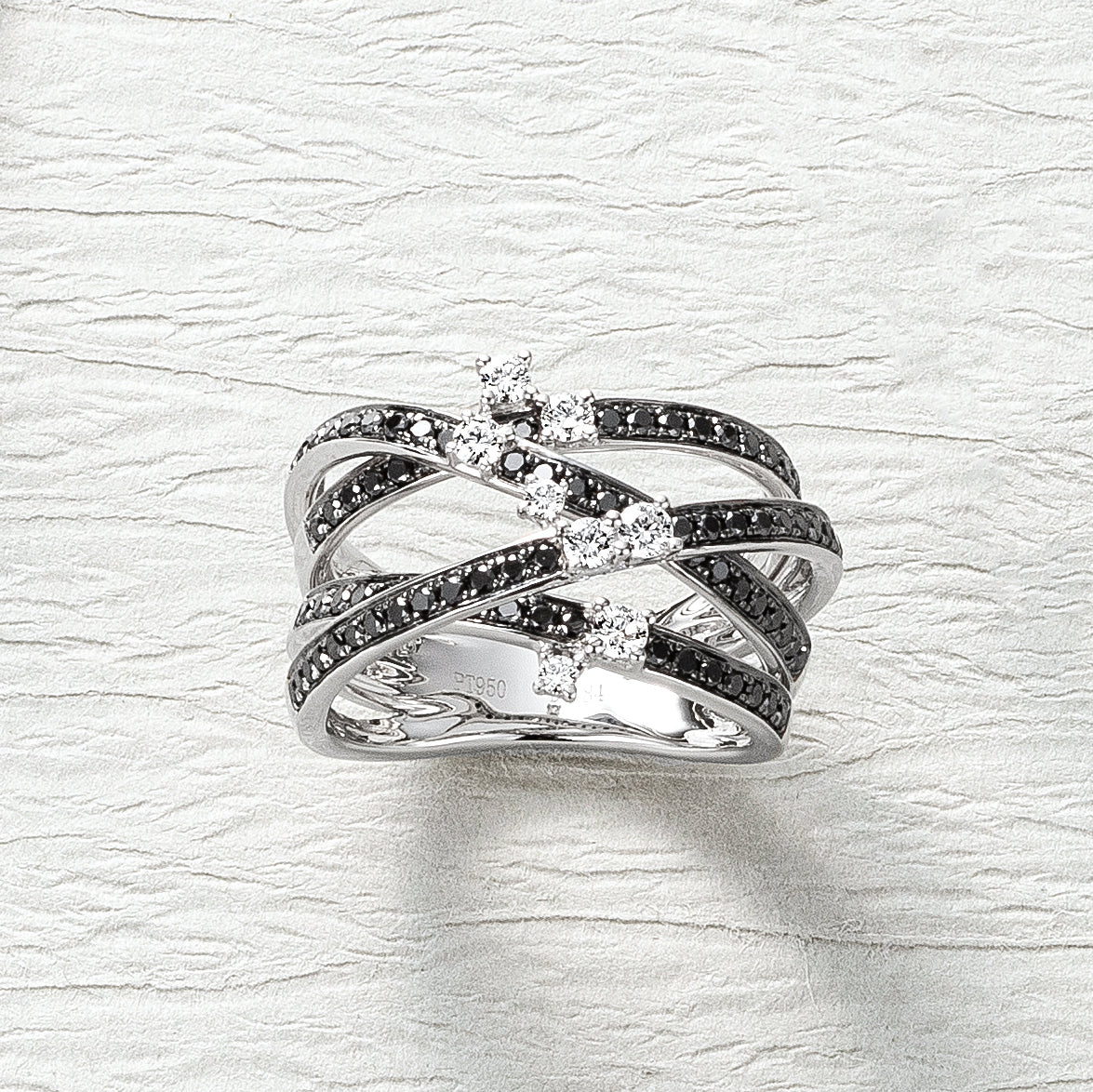 ブラックダイヤモンド/ダイヤモンド プラチナリング(鑑別書付/4月誕生石)《25C60111》