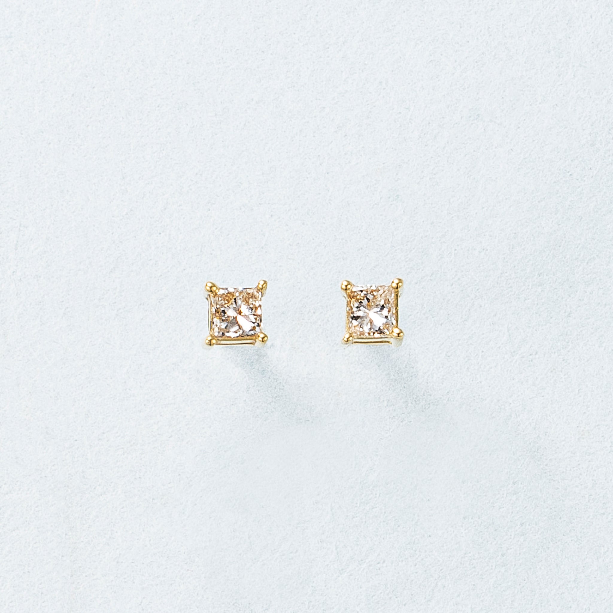 ダイヤモンド K18ピアス(プリンセスカット/4月誕生石)《25C60117》