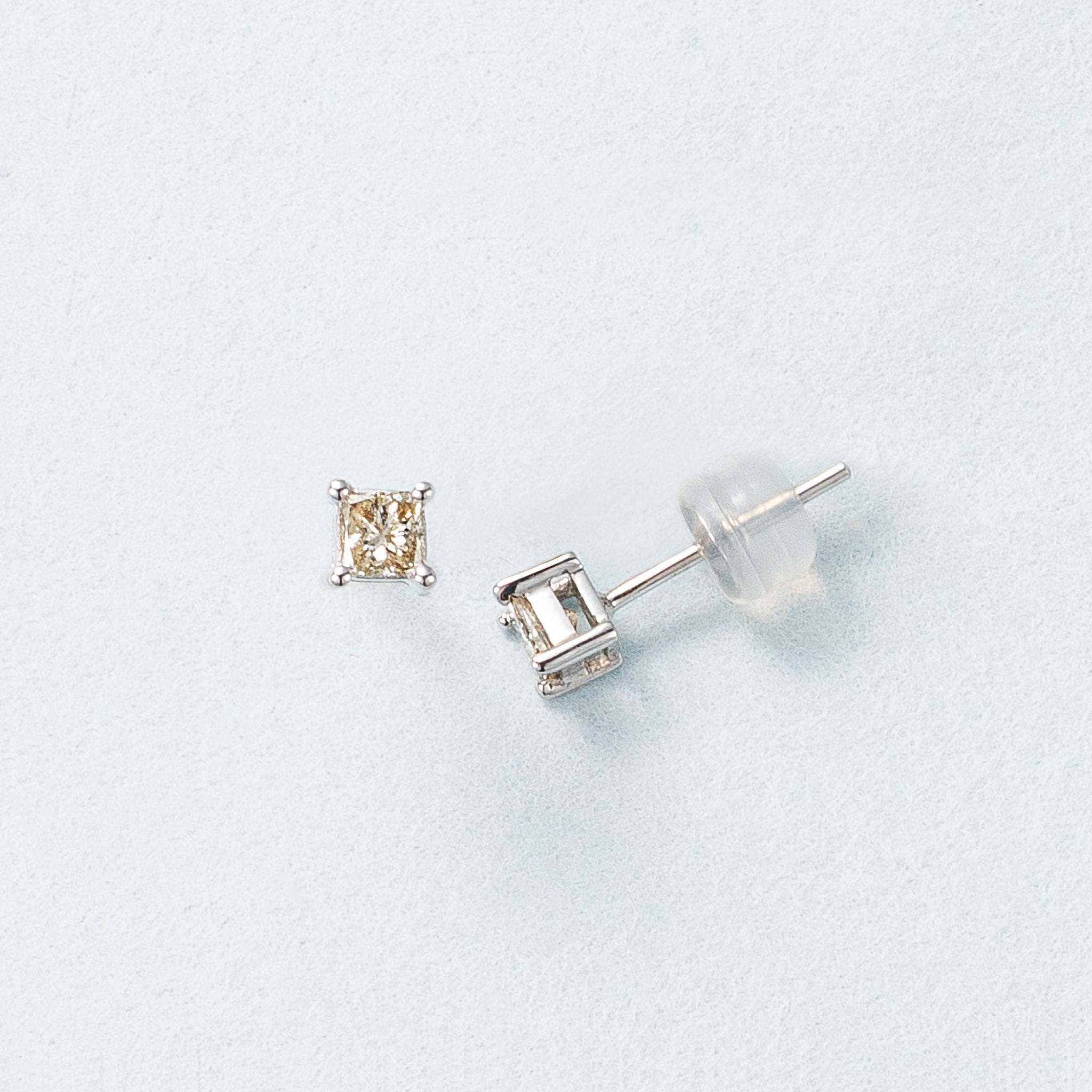 ダイヤモンド K18ピアス(プリンセスカット/4月誕生石)《25C60118》