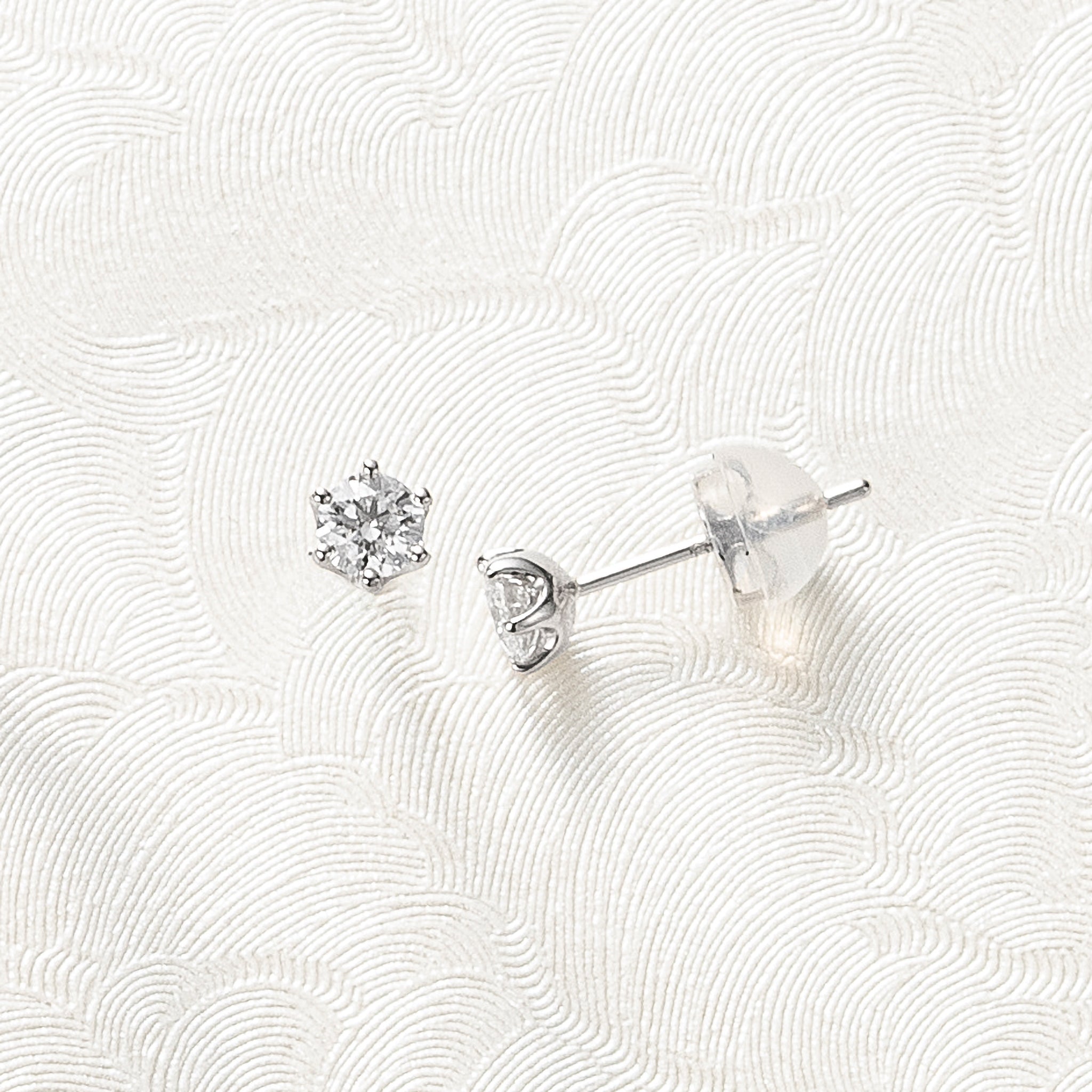 ダイヤモンド プラチナピアス(計0.28カラット/Dカラー/IF(インターナリーフローレス)/EX/グレーディングレポート付/4月誕生石)《25C60131》