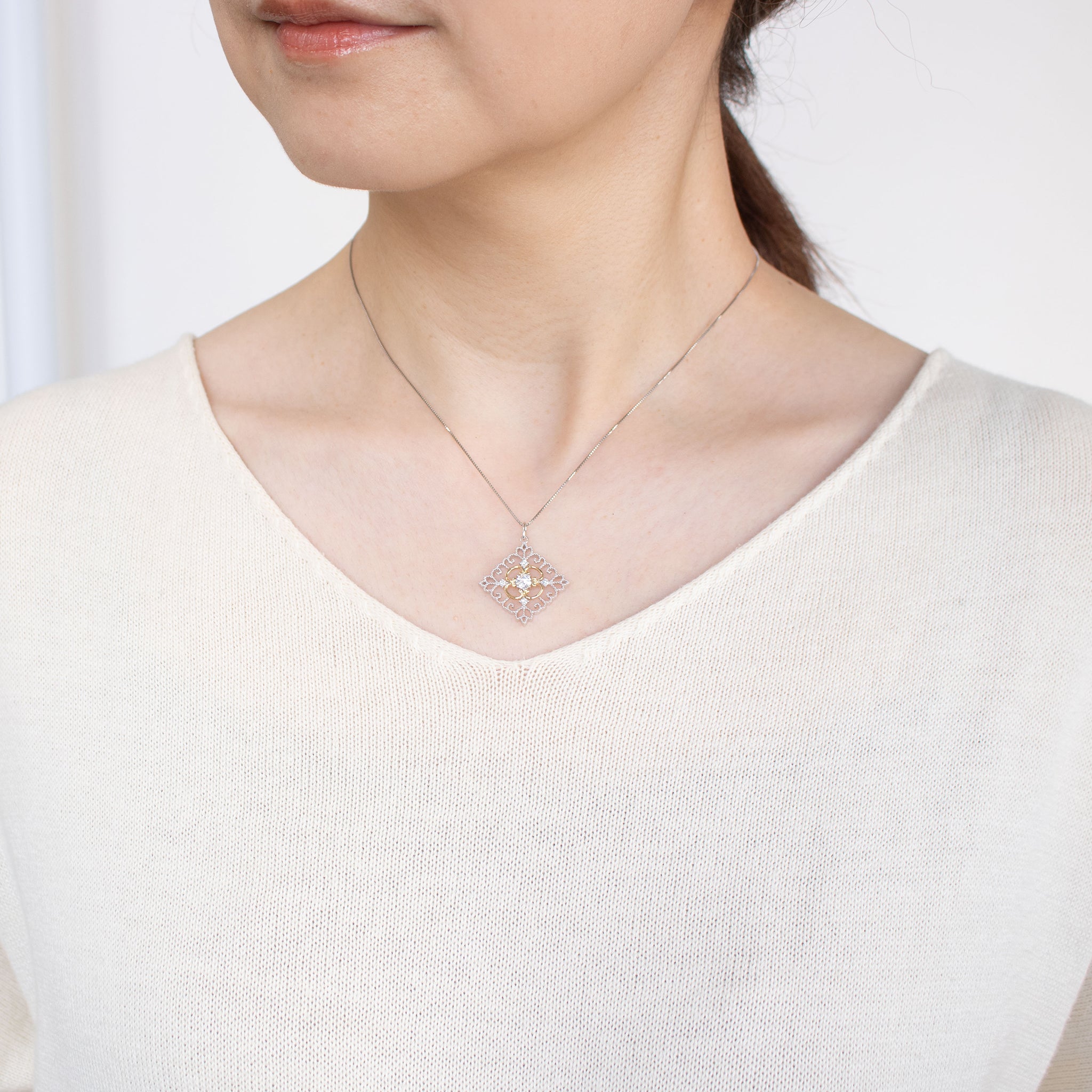 ダイヤモンド プラチナ/K18ネックレス(0.20カラット/Dカラー/SI2/EX/コンビカラー/4月誕生石/グレーディングレポート付)《25C80103》