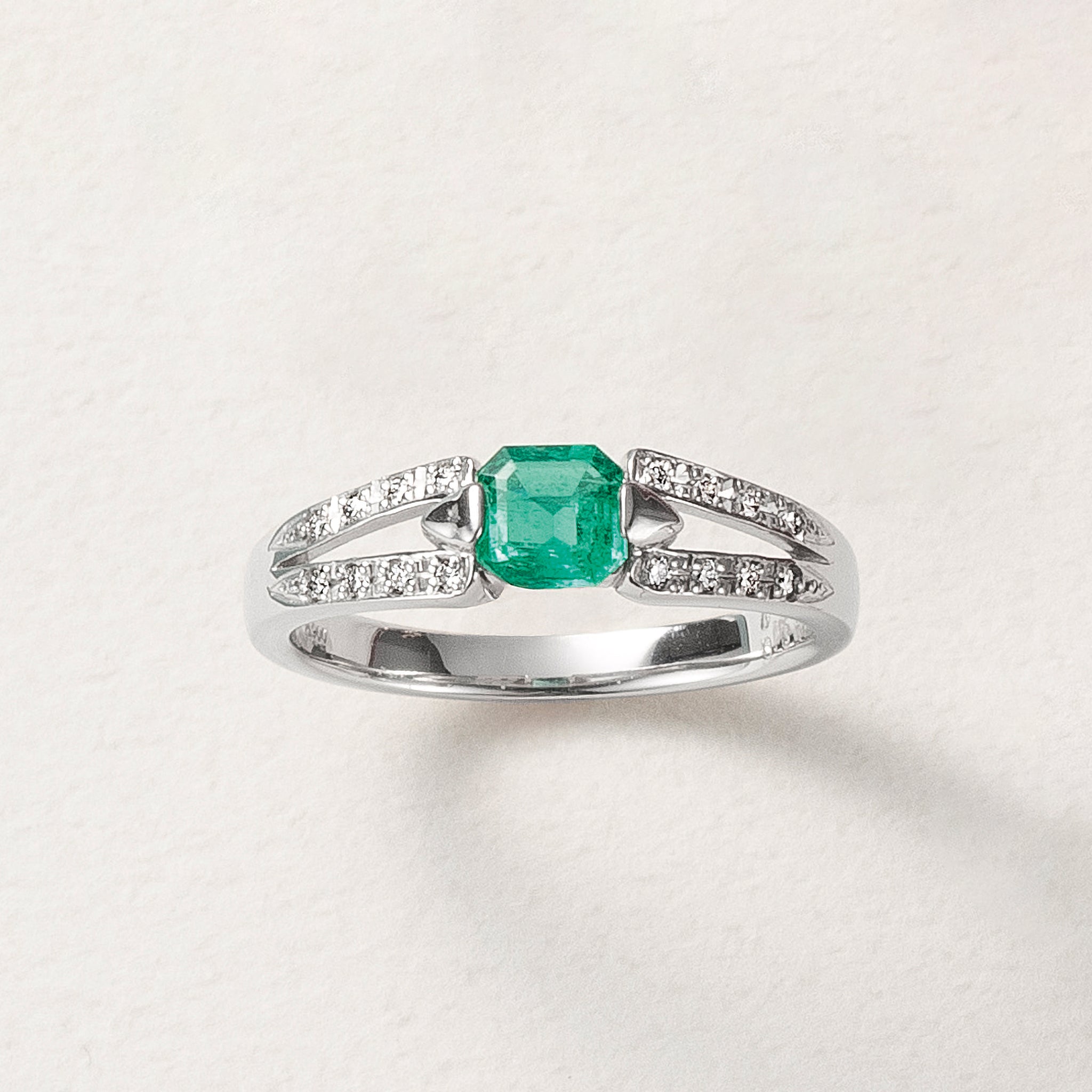 【限定1点】エメラルド/ダイヤモンド プラチナリング(5月誕生石/鑑別書付)《25C80111》